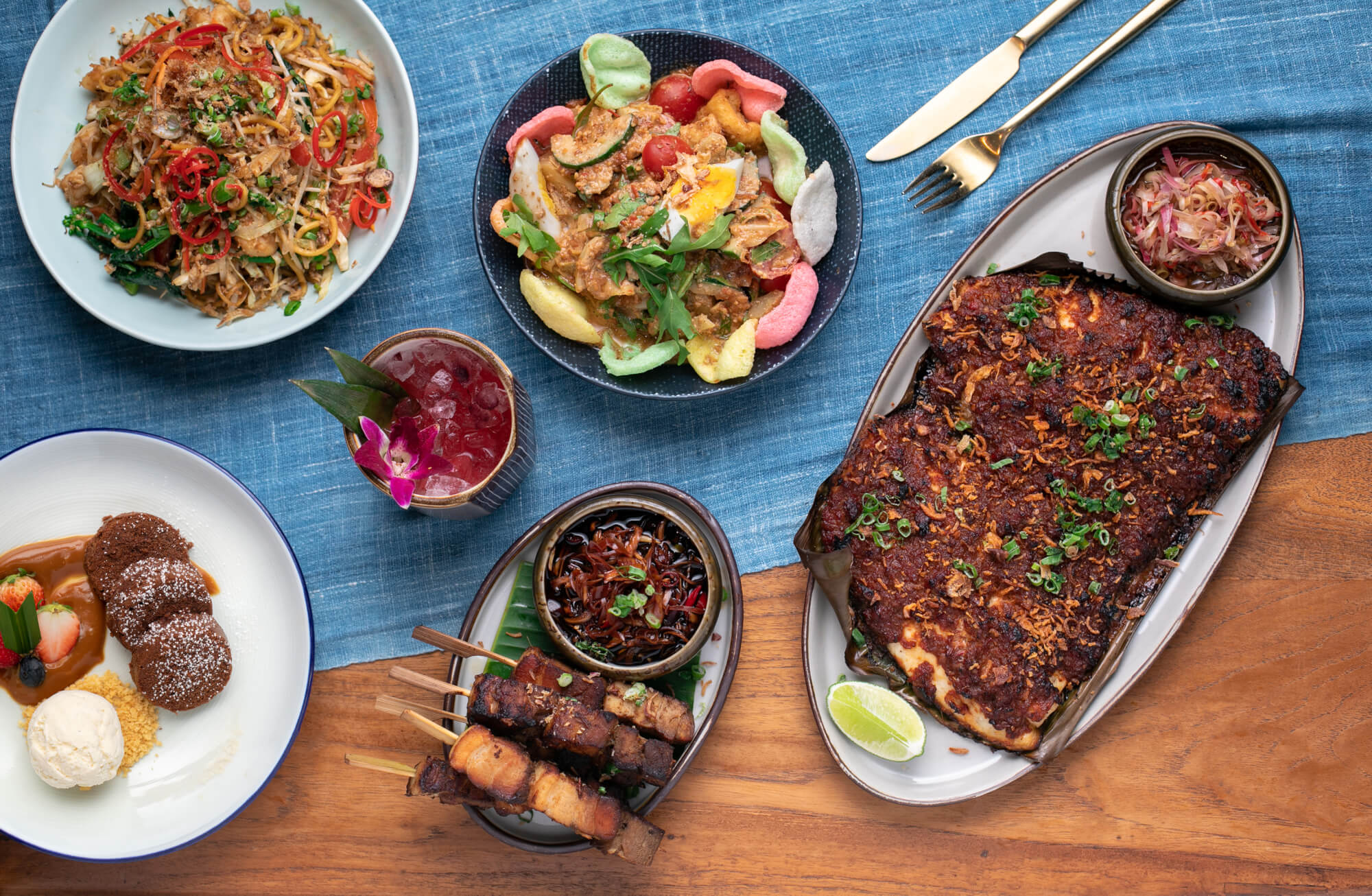 Head menu. Белое меню бар. Биг буль курганинск меню. Меню. Меню синее с золотым.